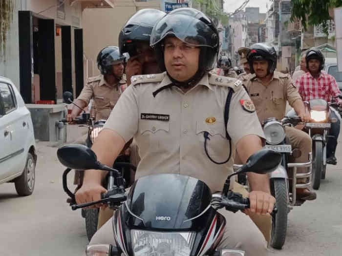 Gorakhpur News : क्या हुआ जब बाइक चलाकर निकले गोरखपुर के एसएसपी?